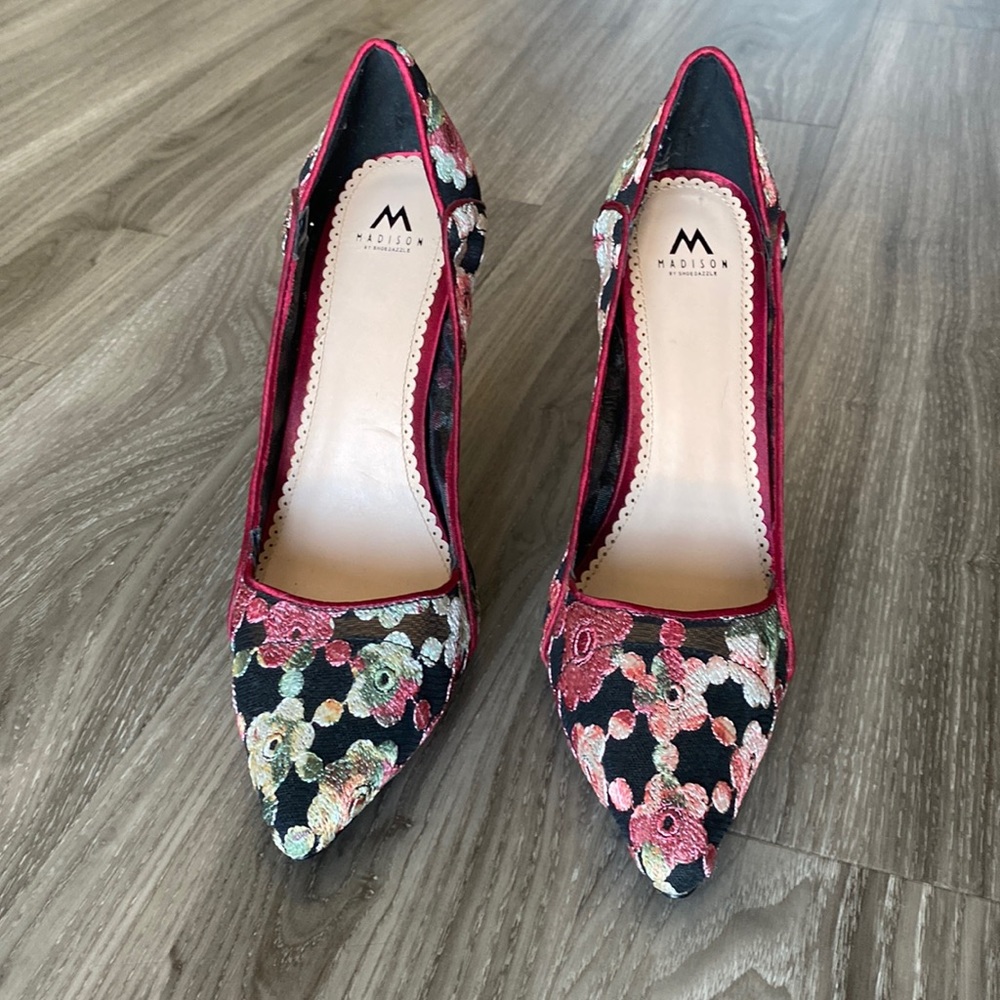 Shoedazzle Mesh Floral Pumps!